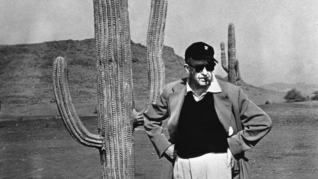 Regisseur John Ford steht neben einem Kaktus. Regisseur John Ford steht neben einem Kaktus.