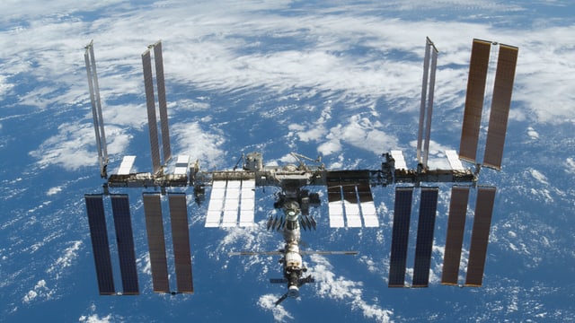 ISS, dahinter die Erde. ISS, dahinter die Erde.