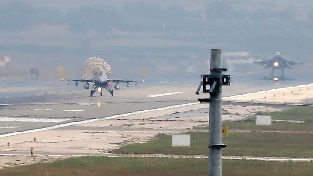 Zwei Kampfjets der türkischen Luftwaffe auf einer Flughafenbahn Zwei Kampfjets der türkischen Luftwaffe auf einer Flughafenbahn