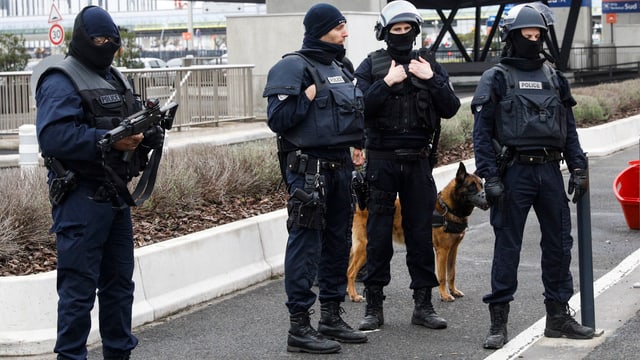 Spezialists da la polizia han drizzà en ina zona da segirezza ed examineschan il lieu da la sajettada. Spezialists da la polizia han drizzà en ina zona da segirezza ed examineschan il lieu da la sajettada.