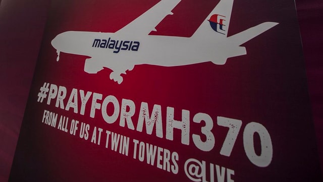 Plakat mit der Aufschrift «Pray for MH370». Plakat mit der Aufschrift «Pray for MH370».