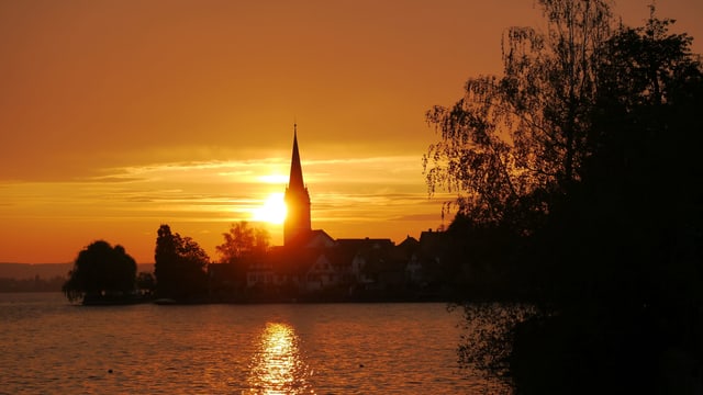 Die Sonne geht hinter der Kirche Berlingen auf. Die Sonne geht hinter der Kirche Berlingen auf.