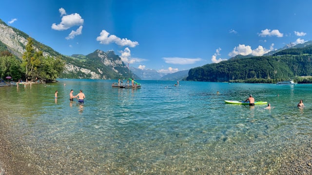 Badende in Weesen am Walensee bei sonnigem Wetter mit Schönwetterwolken. Badende in Weesen am Walensee bei sonnigem Wetter mit Schönwetterwolken.