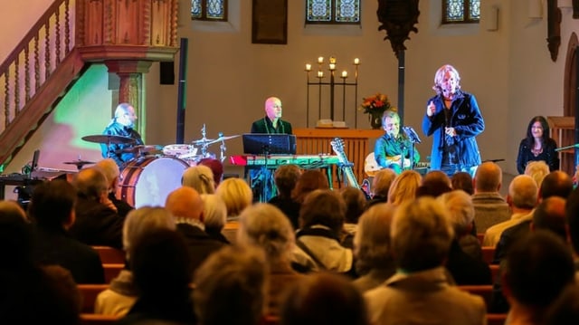Reto Nägelin mit Band in einer Kirche vor Publokum Reto Nägelin mit Band in einer Kirche vor Publokum