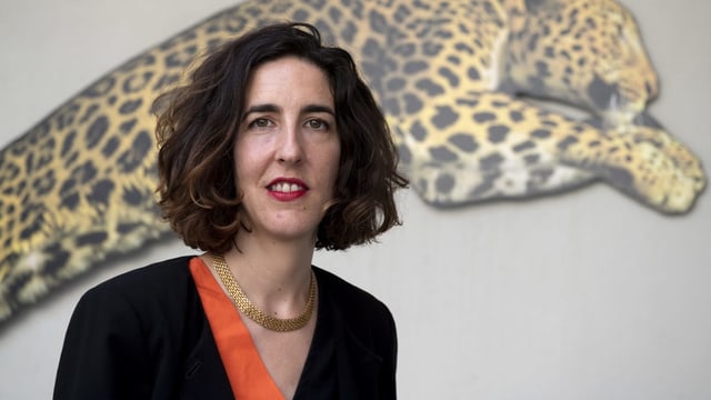 Lili Hinstin vor dem Bild eines Leoparden Lili Hinstin vor dem Bild eines Leoparden