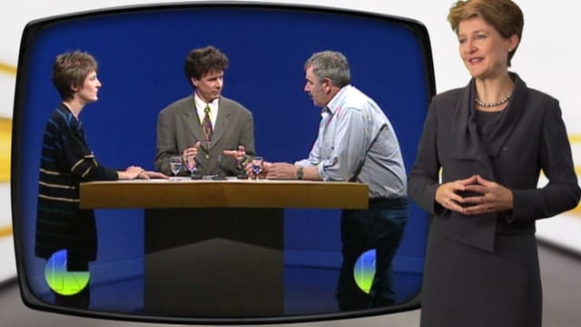 Simonetta Sommaruga, stehend vor Bild mit Studiogespräch von 1995 Simonetta Sommaruga, stehend vor Bild mit Studiogespräch von 1995