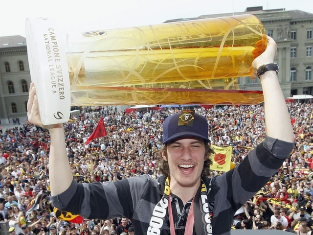 Roman Josi posiert mit dem Pokal bei der Meisterfeier am 25. April 2010 auf dem Bundesplatz in Bern.