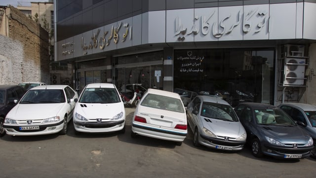 Vor einem iranischen Autogeschäft stehen verschiedene Peugeot-Modelle. Vor einem iranischen Autogeschäft stehen verschiedene Peugeot-Modelle.