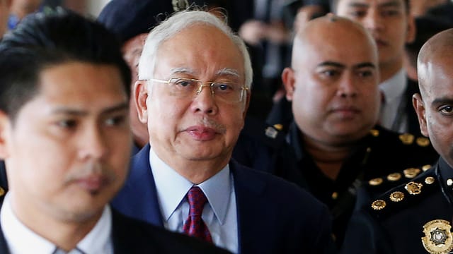 Razak mit Polizisten. Razak mit Polizisten.