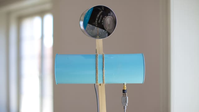 Auf einer Holzlafette sind zwei Lehre Belchbüchen angebracht, die ein WiFi Signal verstärken. Auf einer Holzlafette sind zwei Lehre Belchbüchen angebracht, die ein WiFi Signal verstärken.