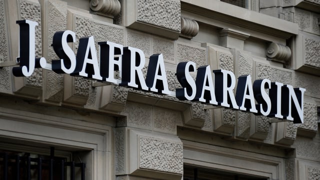 Firmenschild der Privatbank J. Safra Sarasin. Firmenschild der Privatbank J. Safra Sarasin.