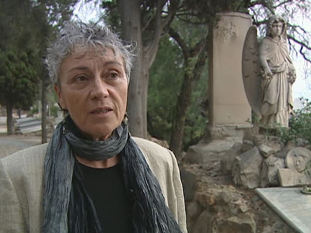 Emma Gamper vor dem Grab ihres Grossvaters in Barcelona. Emma Gamper vor dem Grab ihres Grossvaters in Barcelona.