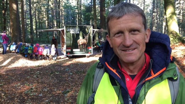 Mann mit Leuchtweste im Wald. Mann mit Leuchtweste im Wald.