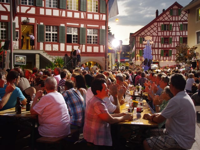 Ambiente und Publikum auf dem Bülacher Rathausplatz.