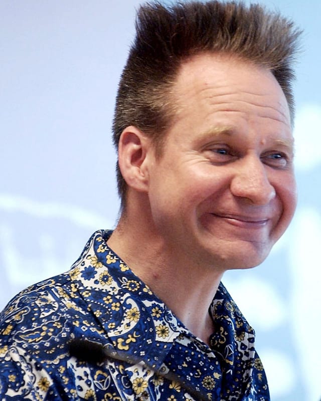 Der US-amerikanische Opern- und Schauspielregisseur Peter Sellars an einer Premiere in Barcelona im Jahr 2004. Der US-amerikanische Opern- und Schauspielregisseur Peter Sellars an einer Premiere in Barcelona im Jahr 2004.