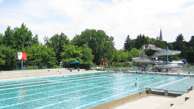 Blick auf Schwimmbecken Badi Köniz Blick auf Schwimmbecken Badi Köniz