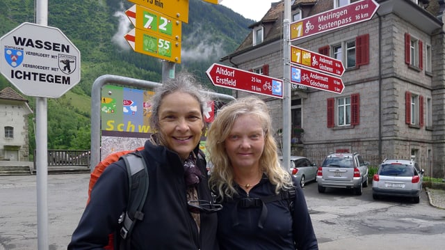 Zwei Frauen vor Wanderwegweiser. Zwei Frauen vor Wanderwegweiser.