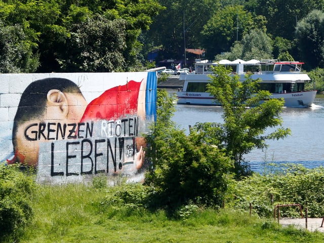 Das Graffiti zeigt den toten Flüchtlingsjungen Aylan. Das Graffiti zeigt den toten Flüchtlingsjungen Aylan.