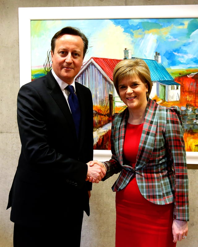 Nicola Sturgeon beim Handshake mit dem britischen Premier David Cameron Nicola Sturgeon beim Handshake mit dem britischen Premier David Cameron