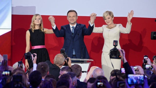 Familie Duda winkt Anhängern zu. Familie Duda winkt Anhängern zu.