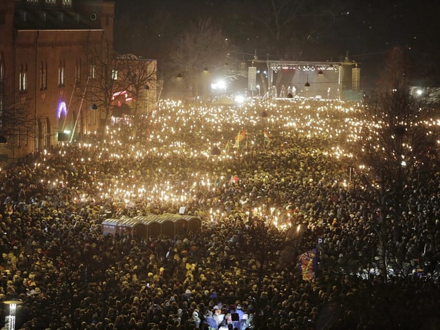 Ein Lichtermeer aus Kerzen, gebildet von hunderten Menschen