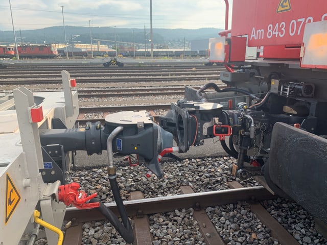 Der Containerwagen und die Rangierlokomotive nähern sich an. Der Containerwagen und die Rangierlokomotive nähern sich an.