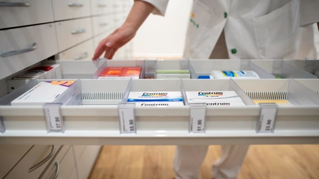 Eine Medikamenten-Schublade in einer Apotheke Eine Medikamenten-Schublade in einer Apotheke