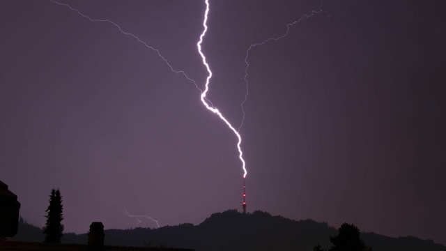Der Blitz trifft fast senkrecht den Fernsehturm auf dem Bantiger. Der Blitz trifft fast senkrecht den Fernsehturm auf dem Bantiger.