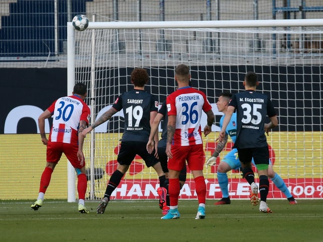 Norman Theuerkauf bringt Bremen früh per Eigentor in Führung. Norman Theuerkauf bringt Bremen früh per Eigentor in Führung.