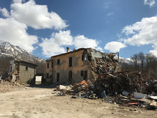Zerstörter Stall in Amatrice.