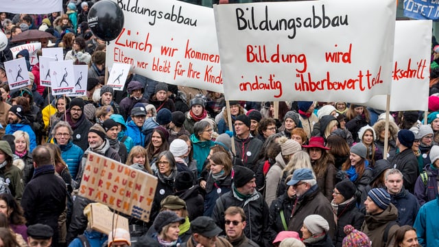 Demonstranten mit Transparenten in Aarau Demonstranten mit Transparenten in Aarau