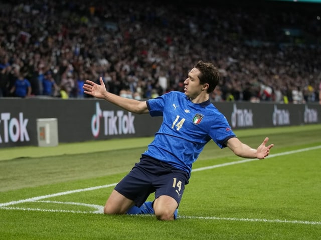 Federico Chiesa jubelt auf den Knien. Federico Chiesa jubelt auf den Knien.