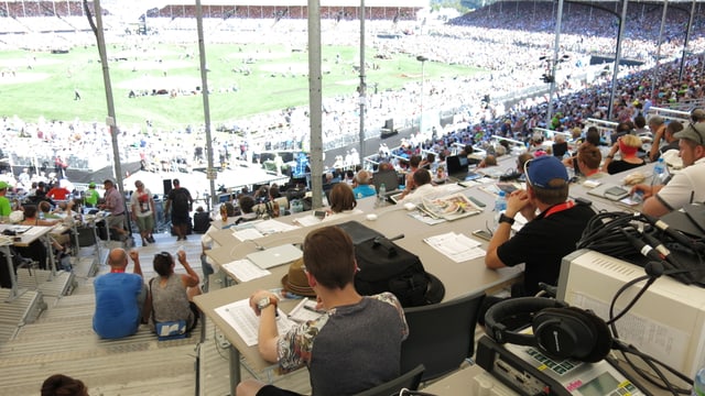 Journalisten auf der Pressetribüne im Stadion. Journalisten auf der Pressetribüne im Stadion.