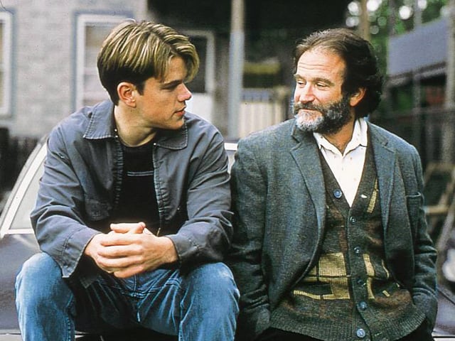 Matt Damon und Robin Williams sitzen nebeneinander und schauen sich an. Matt Damon und Robin Williams sitzen nebeneinander und schauen sich an.