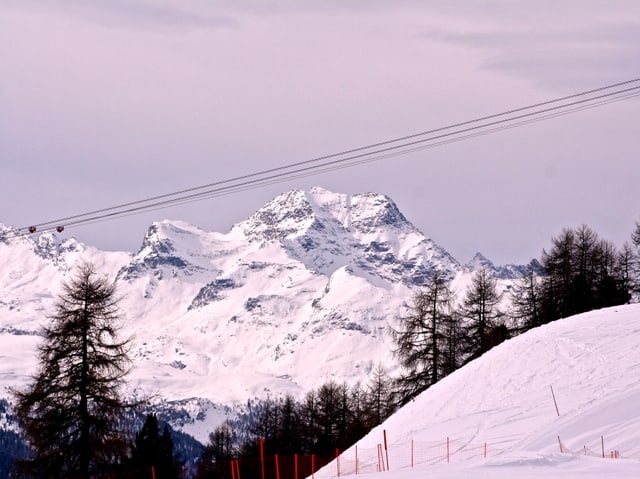 Der Himmel ist mit dichten hohen Schleierwolken überzogen. Die schneebedeckten Berghänge reflektieren dennoch das diffuse Sonnenlicht. Der Himmel ist mit dichten hohen Schleierwolken überzogen. Die schneebedeckten Berghänge reflektieren dennoch das diffuse Sonnenlicht.