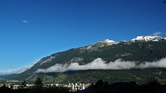 Chur mit blauem Himmel und Hangwolke Chur mit blauem Himmel und Hangwolke