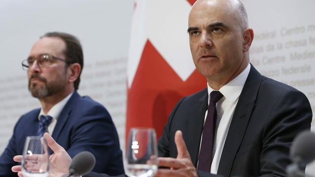 Haben Verständnis für die Sorgen der Schweizer: BAG-Direktor Strupler und Bundesrat Berset. Haben Verständnis für die Sorgen der Schweizer: BAG-Direktor Strupler und Bundesrat Berset.