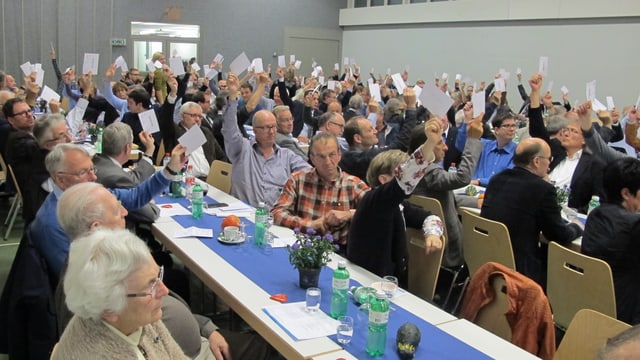 Saal mit Leuten, die Hände in die Höhe halten Saal mit Leuten, die Hände in die Höhe halten