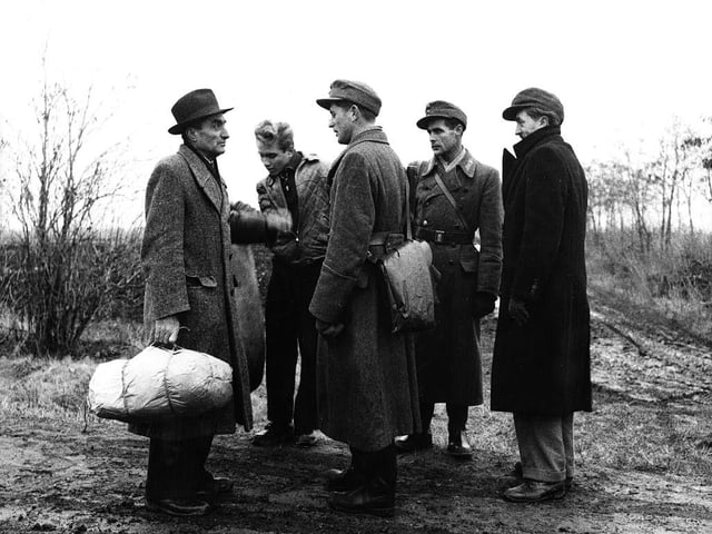 Flüchtlinge an der ungarisch-österreichischen Grenze, 1956 Flüchtlinge an der ungarisch-österreichischen Grenze, 1956