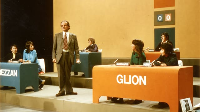 Murk suonda vinavon alla fuorma comprovada interromontscha e quei cun success. Adina daplirs Romontschs da tuttas valladas arrivan tier la perschuasiun ch’il radio rumpi ina via impurtonta per l’avischinaziun dils divers idioms. Murk suonda vinavon alla fuorma comprovada interromontscha e quei cun success. Adina daplirs Romontschs da tuttas valladas arrivan tier la perschuasiun ch’il radio rumpi ina via impurtonta per l’avischinaziun dils divers idioms.