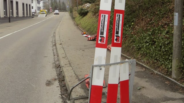 Zerbrochene Baustellenabschrankung. Zerbrochene Baustellenabschrankung.