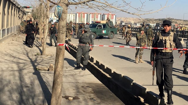 Afghanische Sicherheitsleute sichern den Ort, an dem dem der Anschlag geschah. Afghanische Sicherheitsleute sichern den Ort, an dem dem der Anschlag geschah.