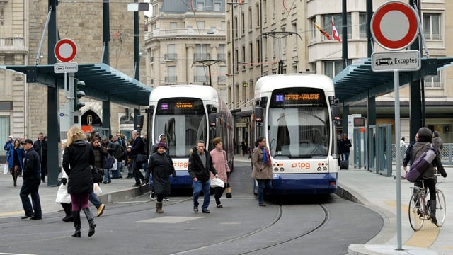 Zwei Trams an einer Haltestelle. Zwei Trams an einer Haltestelle.