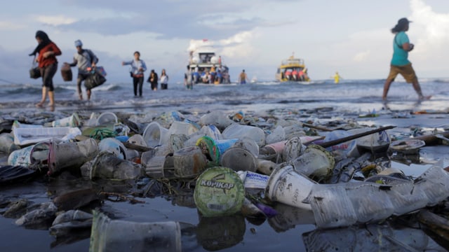 Plastik schwimmt im Wasser. Plastik schwimmt im Wasser.