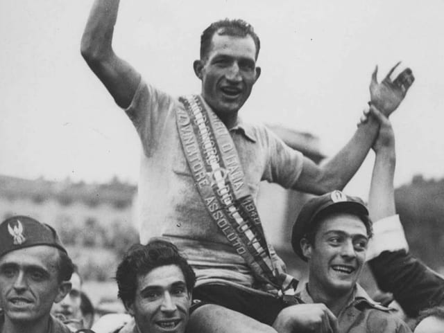Gino Bartali bei seinem 3. Giro-Sieg 1946. Gino Bartali bei seinem 3. Giro-Sieg 1946.