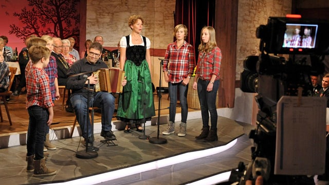 Eine Kamera filmt Nadja Räss beim Jodeln mit Kindern. Eine Kamera filmt Nadja Räss beim Jodeln mit Kindern.