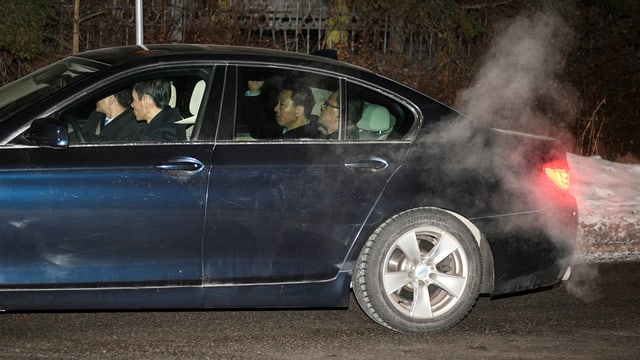 Nordkoreas Aussenminister kommen mit dem Wagen bei der koreanischen Botschaft in Stockholm an Nordkoreas Aussenminister kommen mit dem Wagen bei der koreanischen Botschaft in Stockholm an