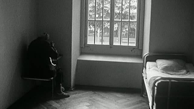 Schwarz-weiss-Bild eines Klink-Zimmers. Eine Frau sitzt in der Ecke an einem Tischchen. Schwarz-weiss-Bild eines Klink-Zimmers. Eine Frau sitzt in der Ecke an einem Tischchen.
