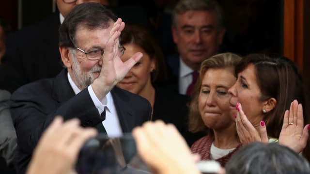 Mariano Rajoy winkt nach dem Misstrauensvotum am 1. Juni den Menschen zu. (reuters) Mariano Rajoy winkt nach dem Misstrauensvotum am 1. Juni den Menschen zu. (reuters)