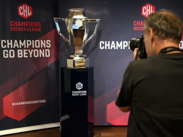 Der Champions-Hockey-League Pokal wird frontal abfotografiert. Der Champions-Hockey-League Pokal wird frontal abfotografiert.